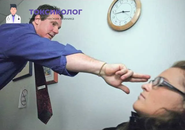 Сеанс кодирования гипнозом в наркологической клинике Токсиколог. Специалист клиники Токсиколог проводит сеанс кодирования гипнозом, показывая жест пациентке.